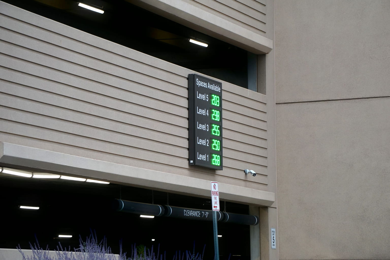 Parking garage wall with a sign counting free spaces on each level